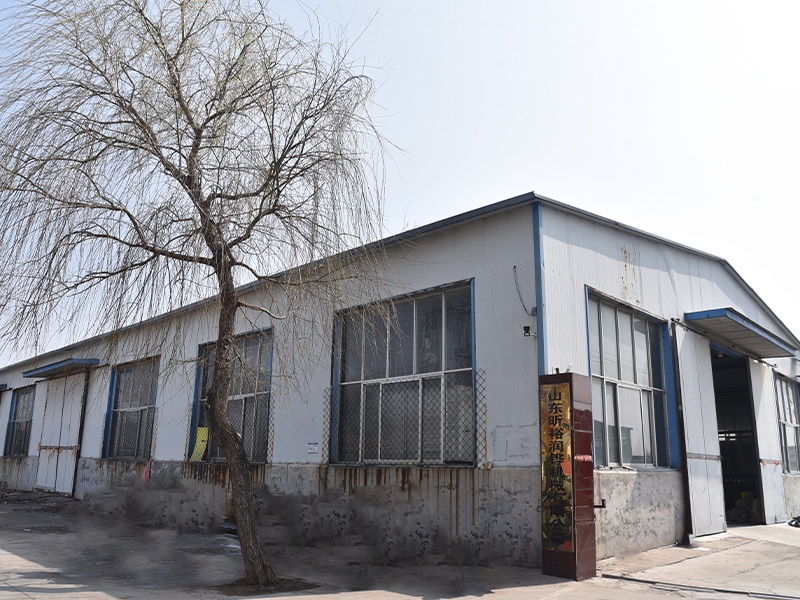 廠(chǎng)門(mén)口